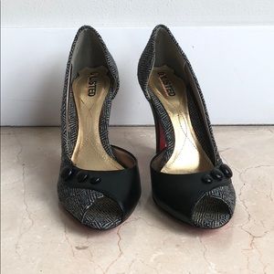 Unlisted a Kenneth Cole production.